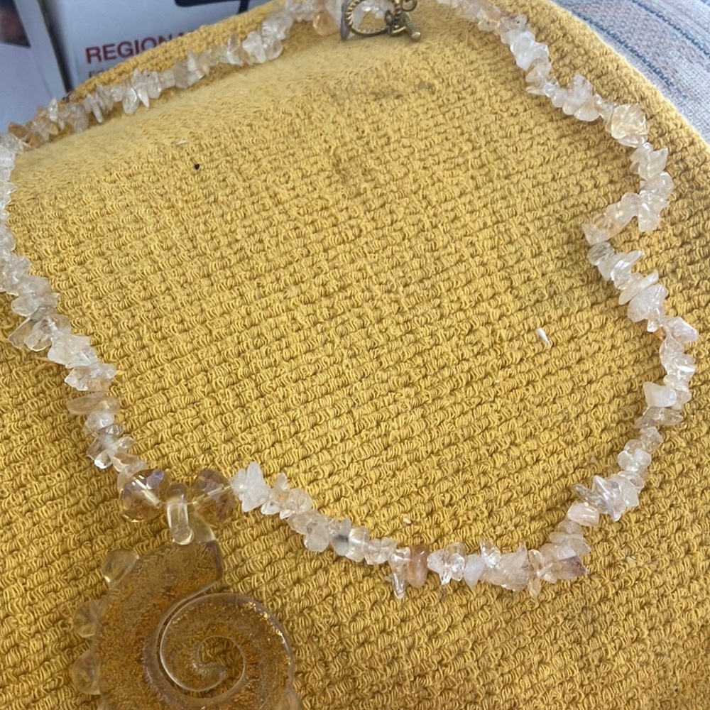 Elegant Shell style Pendant Necklace